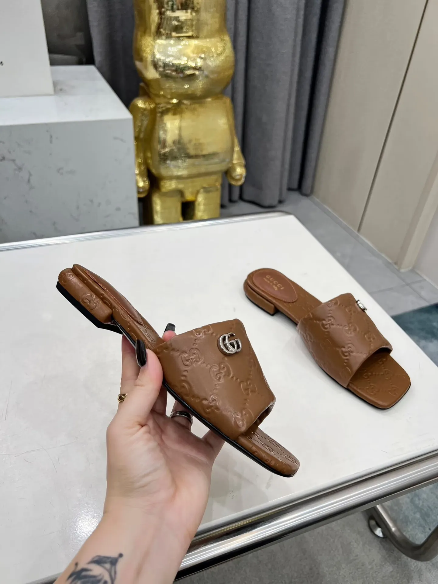 👟👟Ex-factory price 440👟👟 Gucci Double G slippers, a fashionable, high-end and full of personality✅ Very stable, comfortable and durable, convenient and unique for daily matching, a must-have classic for summer, the upper is made of GUCCI 3D embossed, genuine leather outsole Fabric: cowhide Lining/foot pad: sheepskin Color: black, white, brown, burgundy Code number: 35-42 (41 and 42 need to be customized) Packaging: Comes with cloth bag and card.